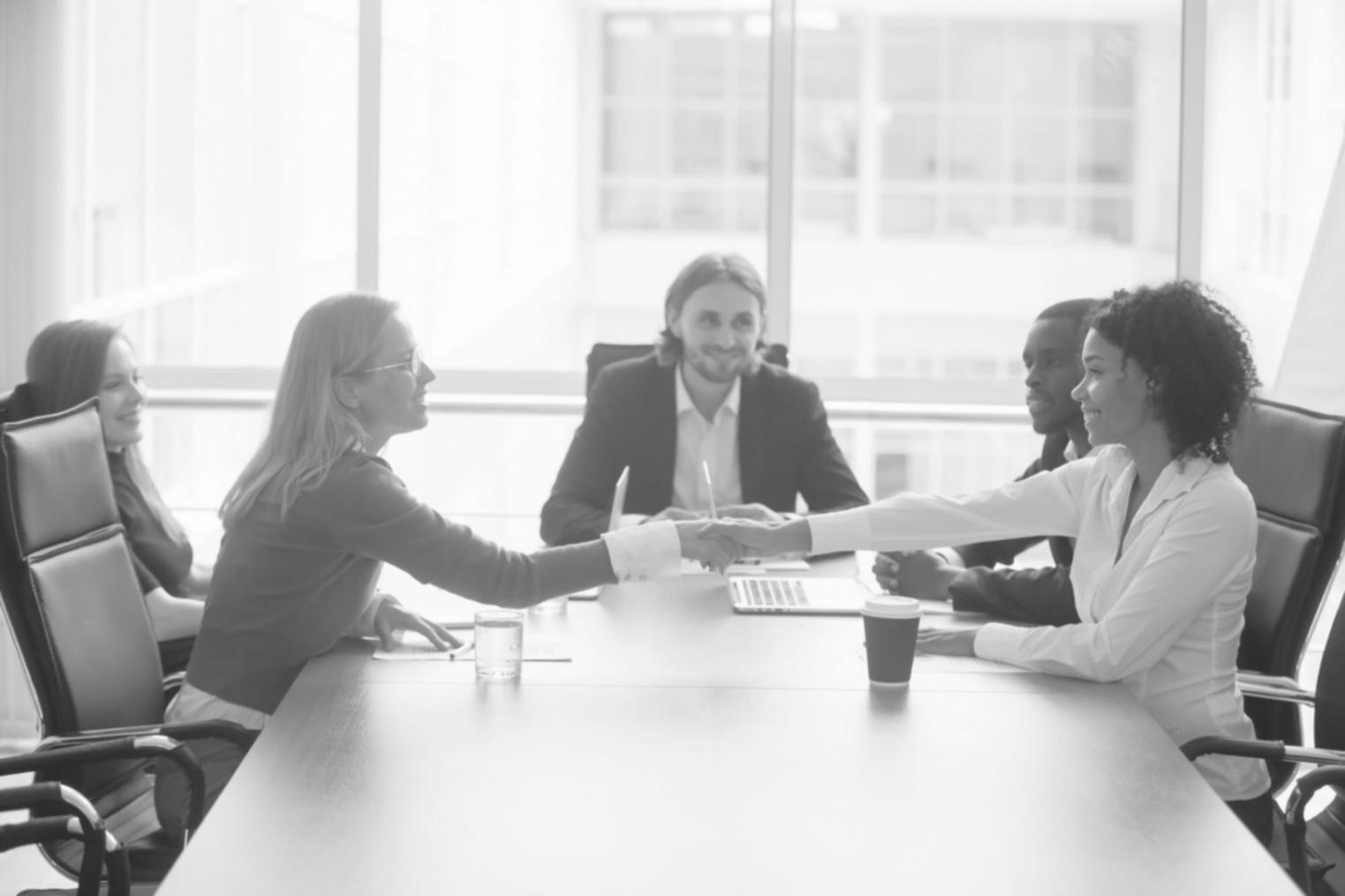 Equipo de profesionales trabajando en análisis financiero
