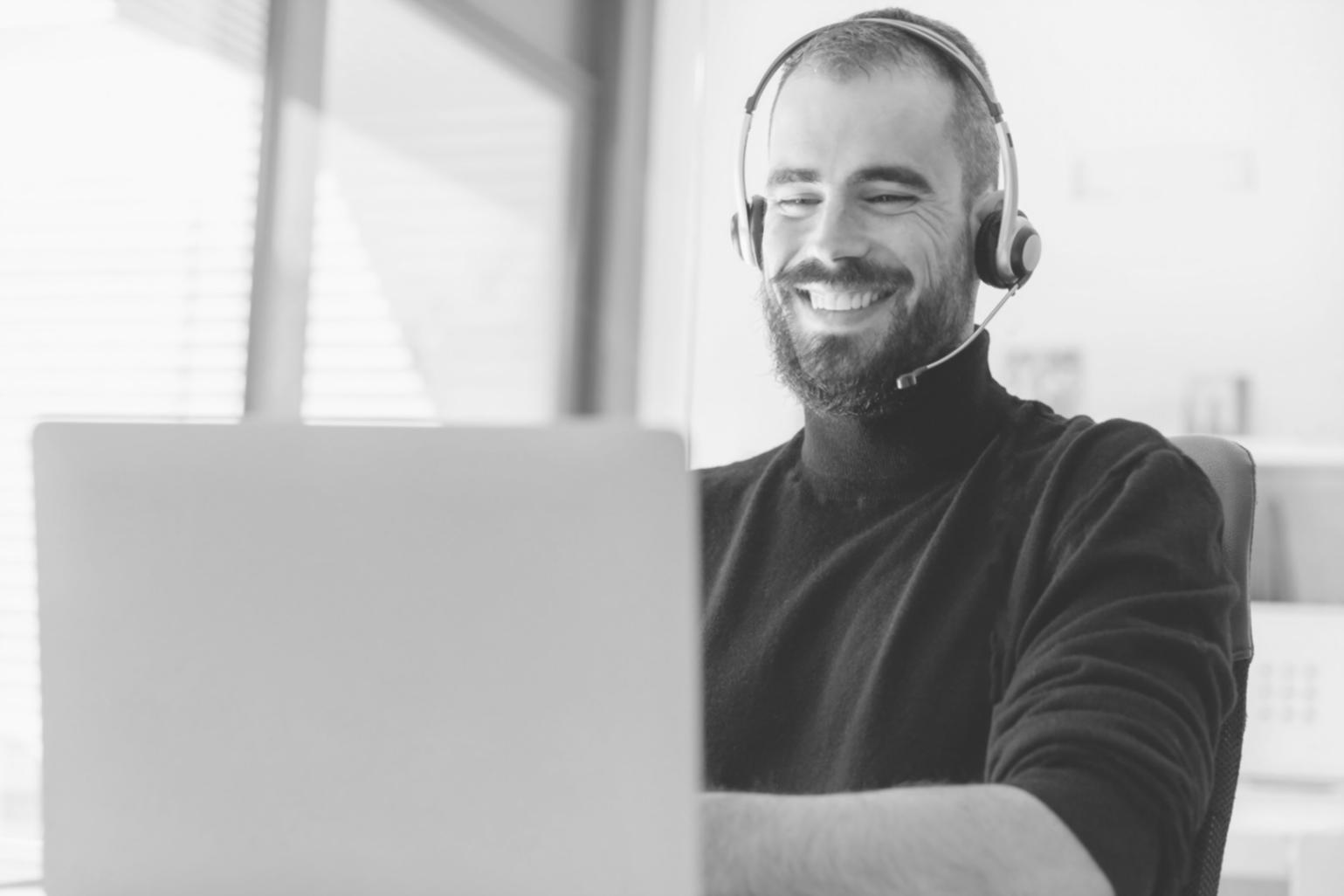 Estudiante trabajando con documentos financieros